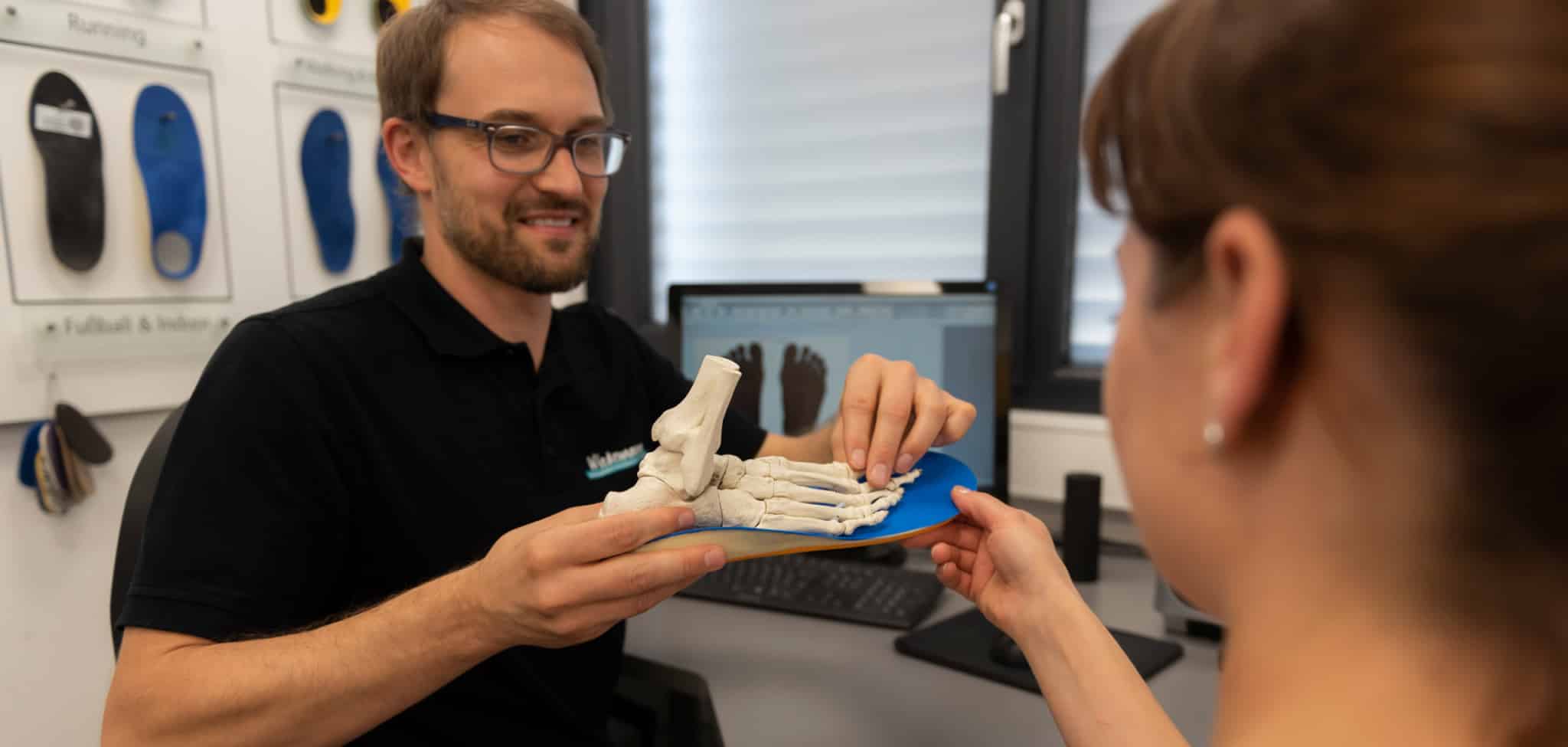Einlagenberatung mit anatomischem Fußmodell